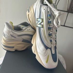 New Balance 1000 Mens 9.5 White, Blue, neon green Sneakers Brand New